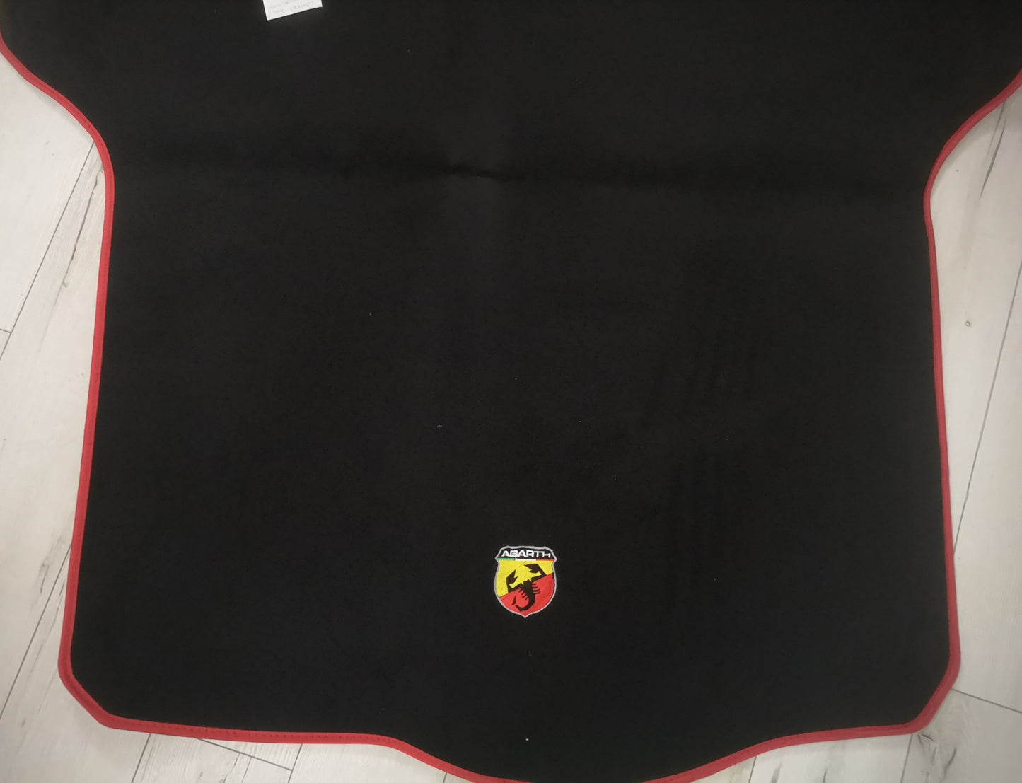 Zweisitzer-Teppich, wodurch die Rücksitze entfallen. 500ABARTH / ABARTH POINT Abarth-Logo